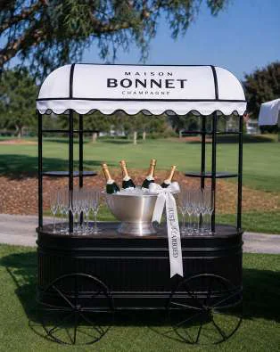 Carrinho de champagne Maison Bonnet montado em jardim